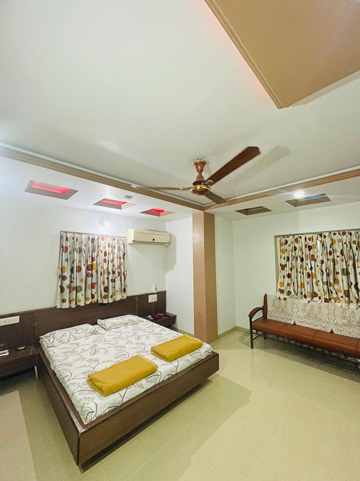 Hotel Rajdhani And Guest House Gujarat - Best Family Hotel In Halol Near Pavagadh And Halol Gidc Екстер'єр фото